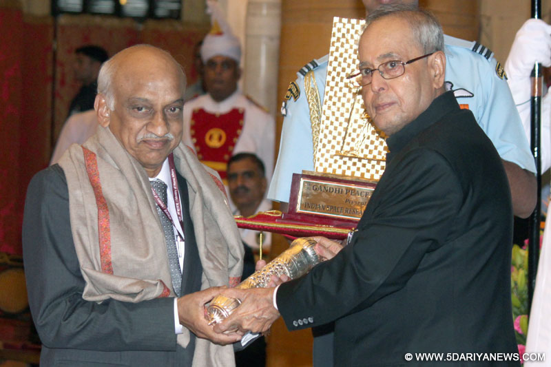 The President, Shri Pranab Mukherjee presenting Gandhi Peace Prize for the Year 2014 to Indian Space Research Organization (ISRO), being received by its Chairman, Shri A. S. Kiran Kumar, at a function, at Rashtrapati Bhavan, in New Delhi on September 09, 2015. 
