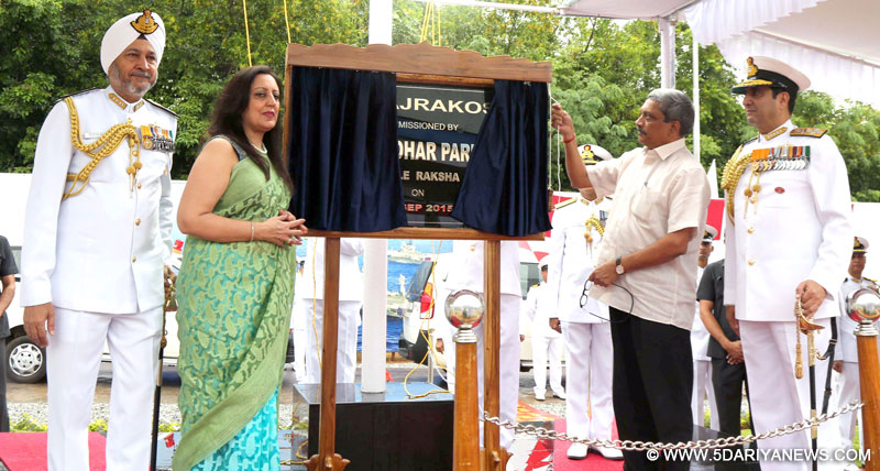 The Union Minister for Defence, Shri Manohar Parrikar commissioning the INS ‘Vajrakosh’, the latest establishment of the Indian Navy, at Karwar, Karnataka on September 09, 2015. The Chief of Naval Staff, Admiral R.K. Dhowan and other dignitaries are also seen.