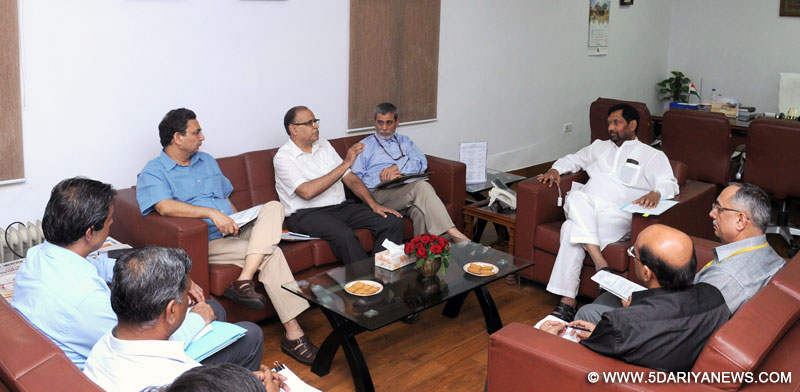 The Union Minister for Consumer Affairs, Food and Public Distribution, Shri Ram Vilas Paswan with the Secretary Agriculture, Secretary Consumer Affairs, Secretary Food, MD SFAC, MD NAFED and MD Mother Dairy at a meeting to review the availability and prices of onion and related issues, in New Delhi on September 10, 2015.