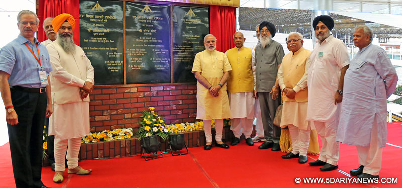 प्रधानमंत्री, श्री नरेंद्र मोदी, 11 सितम्‍बर, 2015 को चंडीगढ़ हवाई अड्डे पर नए सिविल एयर टर्मिनल का उद्घाटन करते हुए। पंजाब व हरियाणा के राज्‍यपाल एवं संघ शासित क्षेत्र चंडीगढ़ के प्रशासक, प्रोफेसर कप्‍तान सिंह सोलंकी, पंजाब के मुख्‍यमंत्री, श्री प्रकाश सिंह बादल और हरियाणा के मुख्‍यमंत्री, श्री मनोहर लाल खट्टर और अन्‍य गणमान्‍य व्‍यक्‍ति भी मौजूद हैं।