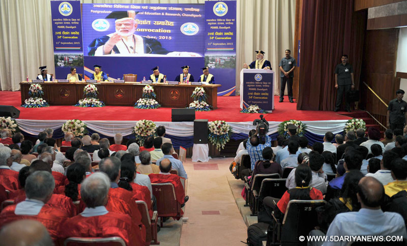 प्रधानमंत्री, श्री नरेंद्र मोदी, 11 सितम्‍बर, 2015 को चंडीगढ़ में पीजीआईएमईआर के 34वें दीक्षांत समारोह के अवसर पर संबोधित करते हुए। पंजाब व हरियाणा के राज्‍यपाल एवं संघ शासित क्षेत्र चंडीगढ़ के प्रशासक, प्रोफेसर कप्‍तान सिंह सोलंकी, केंद्रीय स्‍वास्‍थ्‍य एवं परिवार कल्‍याण मंत्री, श्री जे.पी.नड्डा और अन्‍य गणमान्‍य व्‍यक्‍ति भी मौजूद हैं।