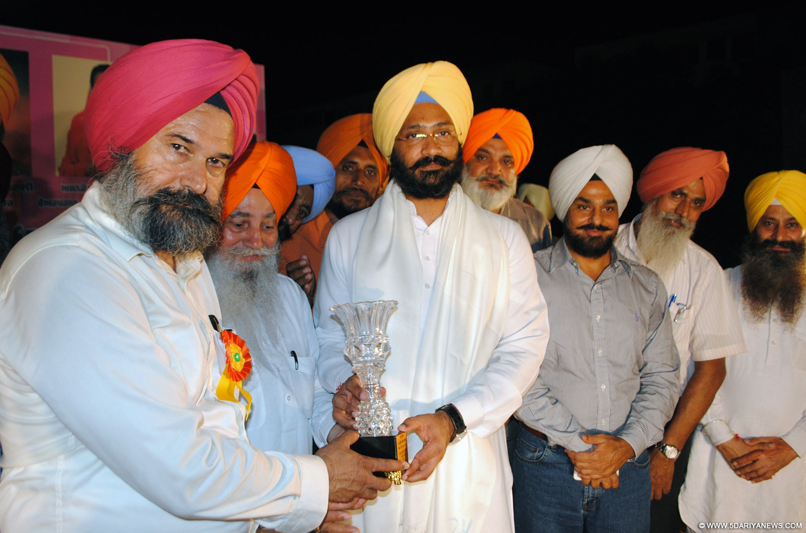 ਯੋਜਨਾ ਤੇ ਵਿੱਤ ਮੰਤਰੀ ਪਰਮਿੰਦਰ ਸਿੰਘ ਢੀਂਡਸਾਂ ਦਾ ਜਨਤਾ ਐਕਸਪ੍ਰੈਸ ਤੇ ਸੁਪਰ ਐਸੋਸੀਏਸ਼ਨ  ਆਫ ਰੈਜੀਡੈਂਟਸ ਵੈਲਫੇਅਰ ਵੱਲੋਂ ਸੁਖਦੇਵ ਸਿੰਘ ਪਟਵਾਰੀ ਸਨਮਾਨਤ ਕਰਦੇ ਹੋਏ ਉਨਾਂ ਦੇ ਨਾਲ  ਡਿਪਟੀ ਕਮਿਸ਼ਨਰ ਸ. ਤੇਜਿੰਦਰਪਾਲ ਸਿੰਘ ਸਿੱਧੂ ਵੀ ਖੜ੍ਹੇ ਦਿਖਾਈ ਦੇ ਰਹੇ ਹਨ। 