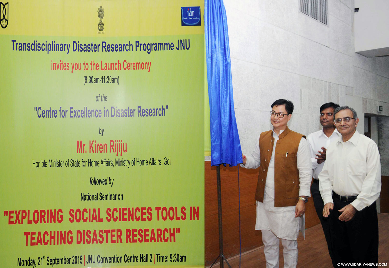 The Minister of State for Home Affairs, Shri Kiren Rijiju unveiling the plaque to launch the “Centre For Excellence in Disaster Research”, in New Delhi on September 21, 2015.