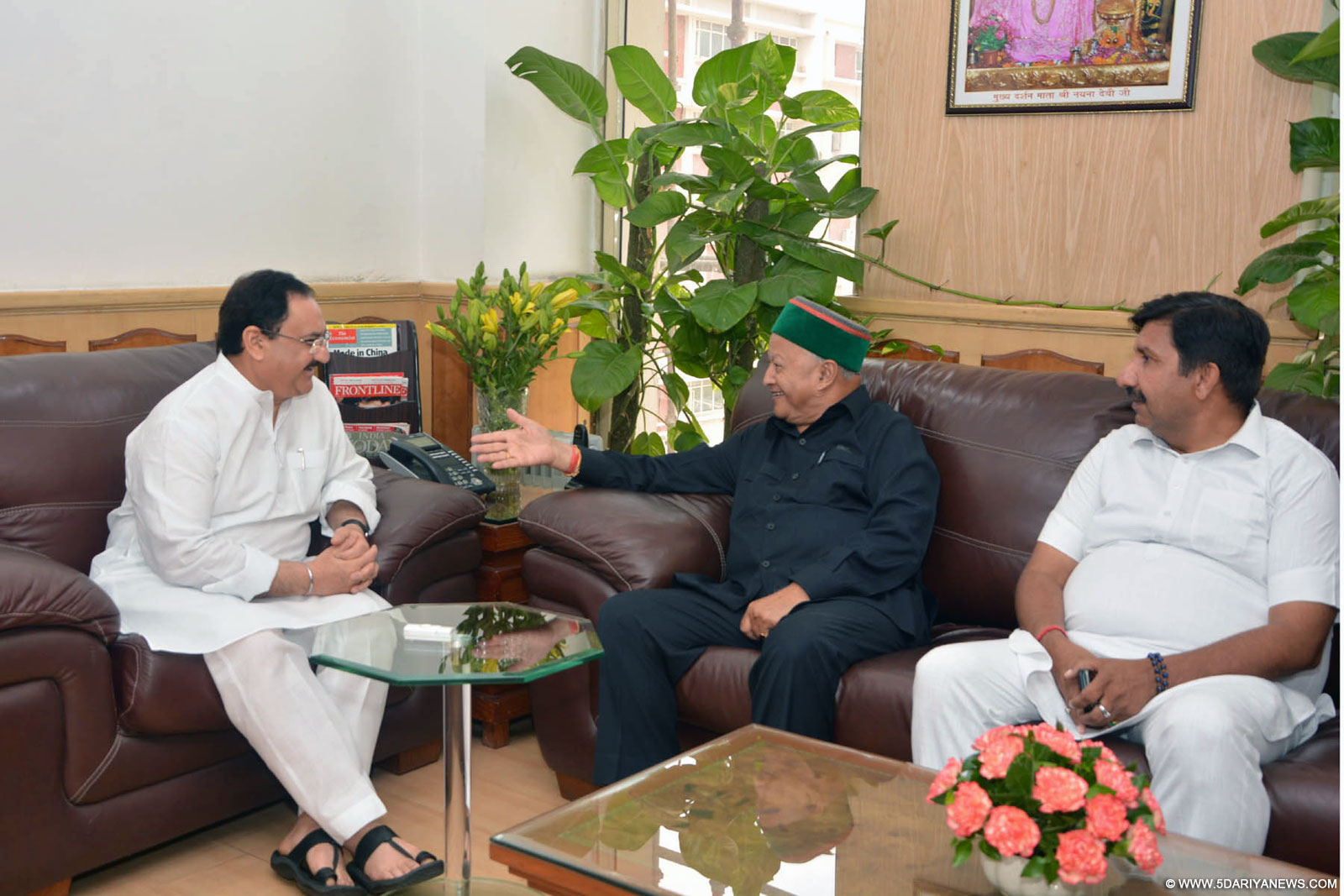 मुख्यमंत्री श्री वीरभद्र सिंह नई दिल्ली में केन्द्रीय स्वास्थ्य मंत्री श्री जगत प्रकाश नड्डा के साथ बैठक में भाग लेने के उपरान्त प्रसन्न मुद्रा में । साथ हैं उद्योग मंत्री श्री मुकेश अग्निहोत्री ।