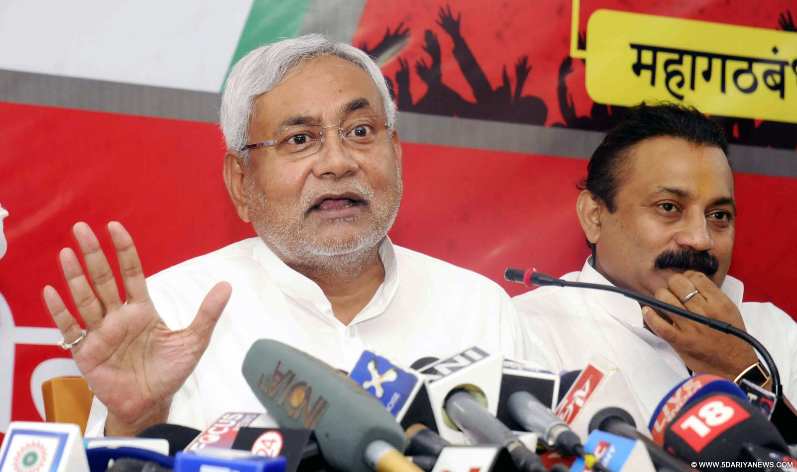 Bihar Chief Minister Nitish Kumar addresses a press conference in Patana on Sep 23, 2015. 