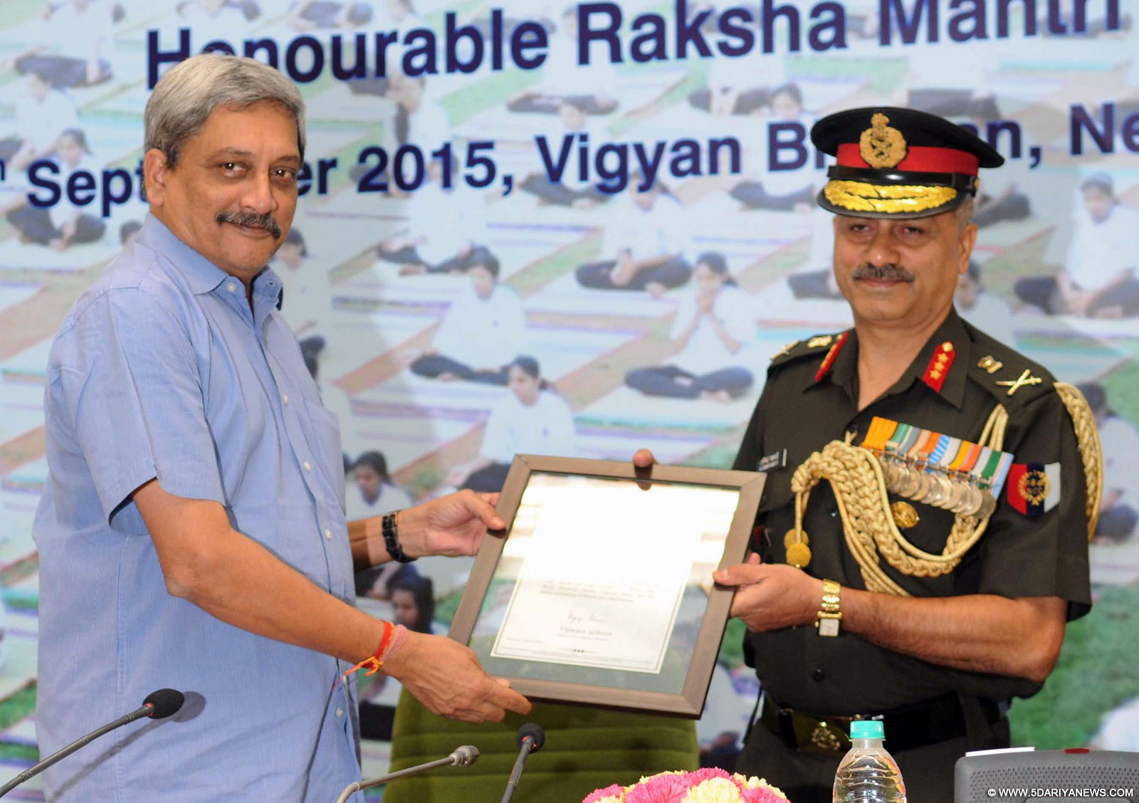 The Union Minister for Defence, Shri Manohar Parrikar presenting the certificate given by the Limca Book of Records to the Director General, NCC, Lt. Gen. A. Chakravarty for the largest Yoga performance simultaneously by a single uniformed youth organisation (NCC), in New Delhi on September 24, 2015.