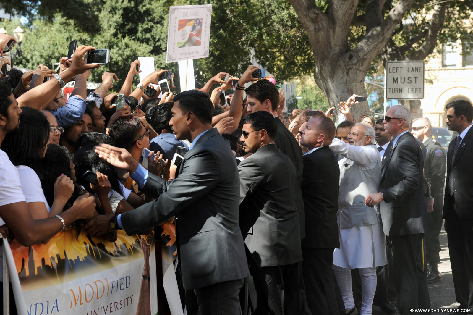 The public reception as the Prime Minister, Shri Narendra Modi arrives at the Fairmont San Jose Hotel on September 26, 2015.