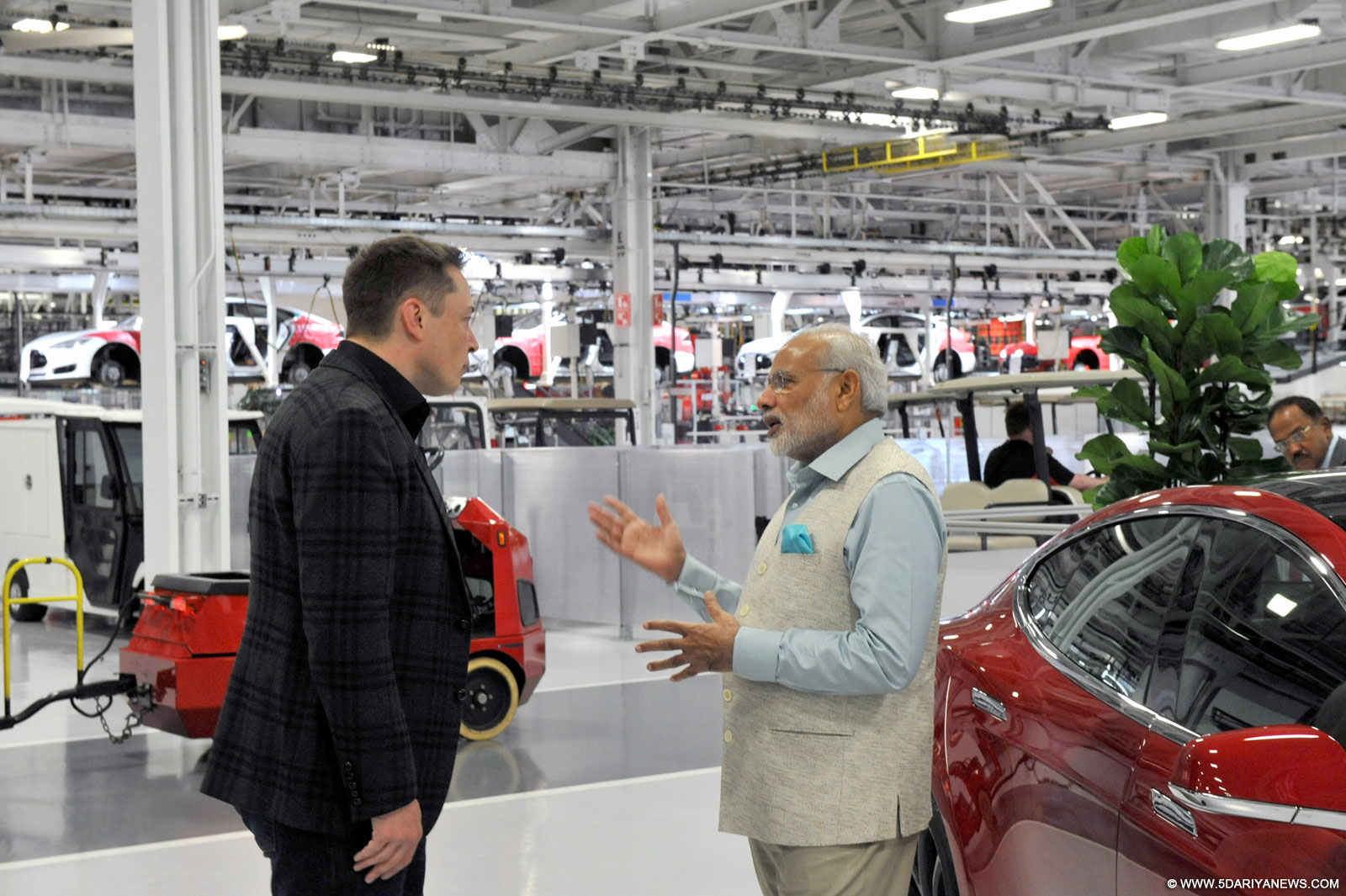 Uploads/2015/09/26/en-news-22525607-Narendra-Modi-with-the-CEO-of-Tesla-Motors.jpg