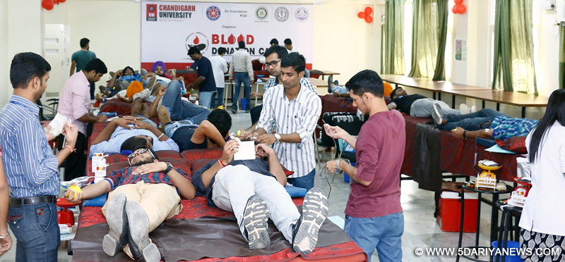 चंडीगढ़ यूनिवर्सिटी घड़ूंआं में लगाए गए ५वें विशाल ख़ूनदान कैंप के दौरान यूनिवर्सिटी के विद्यार्थी ख़ूनदान करते हुए