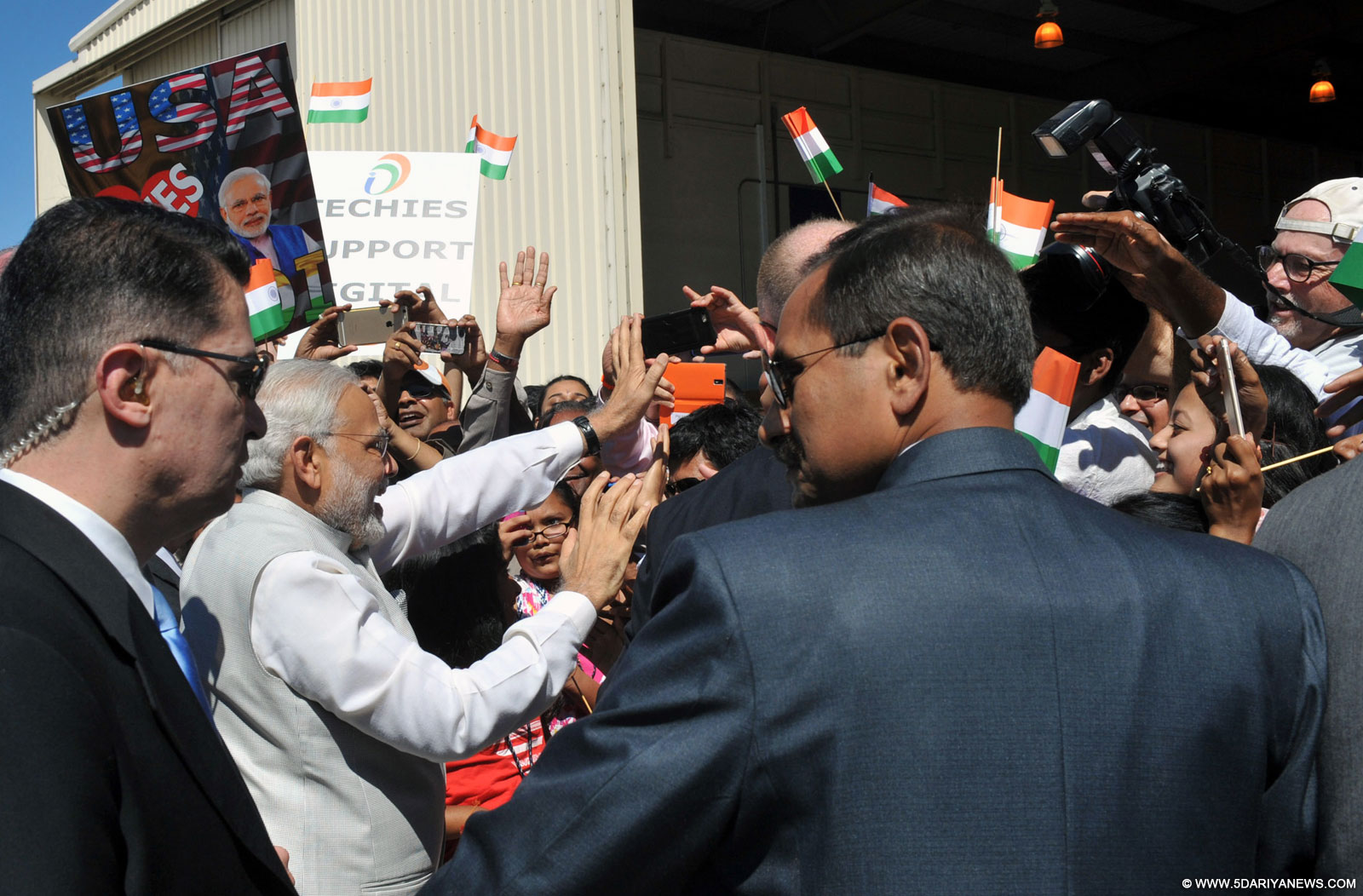 The Prime Minister, Shri Narendra Modi being received by the public at the San Jose Airport on September 26, 2015.