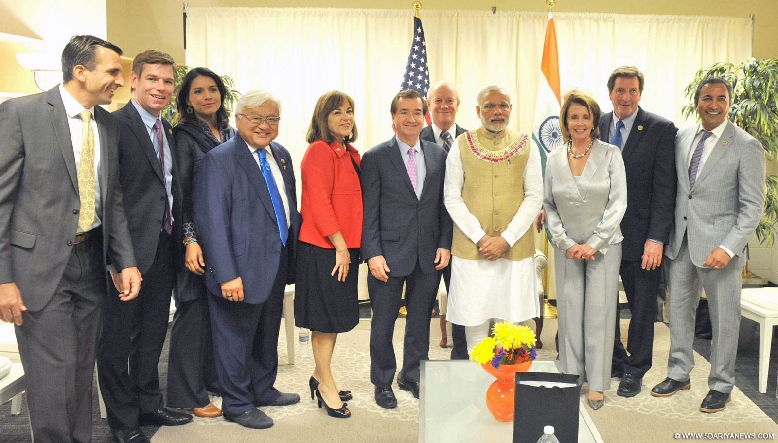 The Prime Minister, Shri Narendra Modi with the organisers and elected officials at the SAP Centre, in San Jose, California on September 27, 2015.