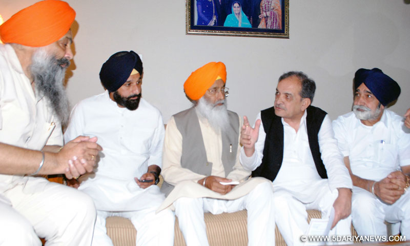 ਕੇਂਦਰੀ  ਮੰਤਰੀ ਚੌਧਰੀ ਵੀਰੇਂਦਰ ਸਿੰਘ ਐਸ.ਏ.ਐਸ ਨਗਰ ਵਿਖੇ ਪੱਤਰਕਾਰਾਂ ਨਾਲ ਗੱਲਬਾਤ ਕਰਦੇ ਹੋਏ। ਉਨਾਂਹ ਨਾਲ ਰਾਜ ਸਭਾ ਮੈਂਬਰ ਸ. ਸੁਖਦੇਵ ਸਿੰਘ ਢੀਂਡਸਾਂ, ਪ੍ਰੋ: ਪ੍ਰੇਮ ਸਿੰਘ ਚੰਦੂਮਾਜਰਾ, ਸੂਚਨਾ ਤੇ ਲੋਕ ਸੰਪਰਕ ਮੰਤਰੀ ਪੰਜਾਬ ਬਿਕਰਮ ਸਿੰਘ ਮਜੀਠੀਆ, ਅਤੇ ਪੇਂਡੂ ਵਿਕਾਸ ਤੇ ਪੰਚਾਇਤਾਂ ਬਾਰੇ ਮੰਤਰੀ ਸਿਕੰਦਰ ਸਿੰਘ ਮਲੂਕਾ ਵੀ ਬੈਠੇ ਦਿਖਾਈ ਦੇ ਰਹੇ ਹਨ। 