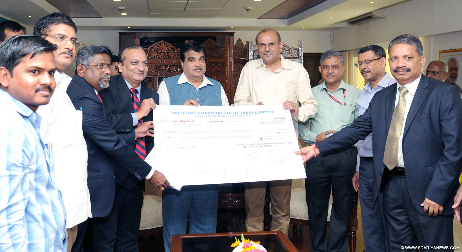 The CMD, Dredging Corporation of India Ltd., Shri Rajesh Tripathi presenting a dividend cheque to the Union Minister for Road Transport & Highways and Shipping, Shri Nitin Gadkari, in New Delhi on September 30, 2015. The Secretary, Ministry of Shipping, Shri Rajive Kumar is also seen