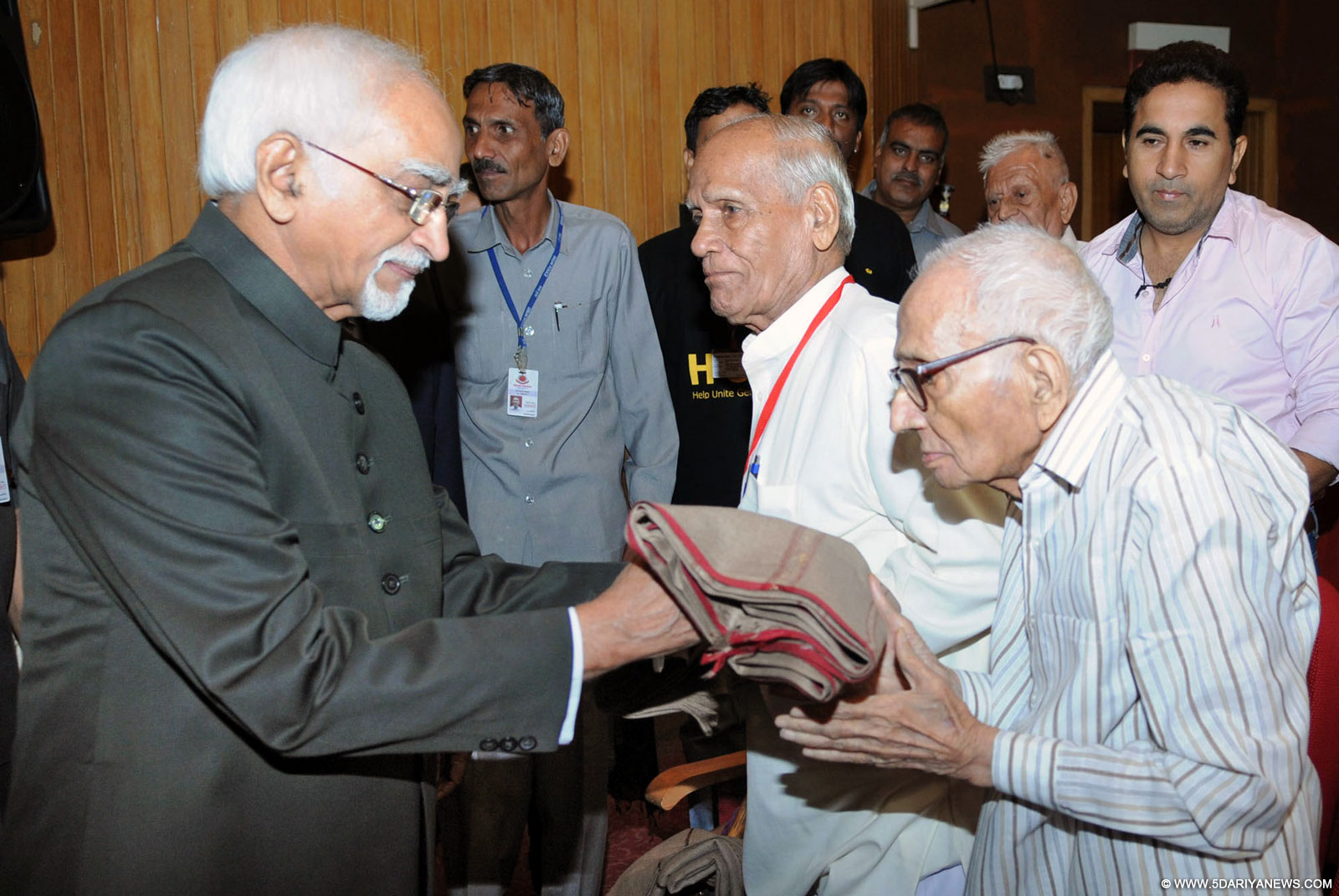 The Vice President, Shri Mohd. Hamid Ansari felicitated the senior citizens, on the occasion of the International Day of Older Persons, organised by the Helpage India, in New Delhi on October 01, 2015.