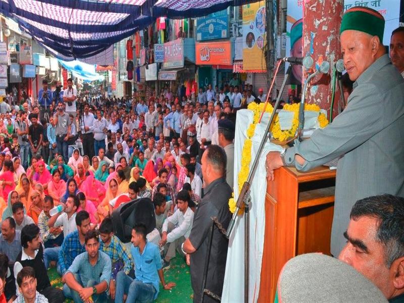 Chief Minister Shri Virbhadra Singh addressing a gathering on the occasion of Annual function of Sarv Kalyankari Sanstha, at Hamirpur on 10 Oct. 2015.
