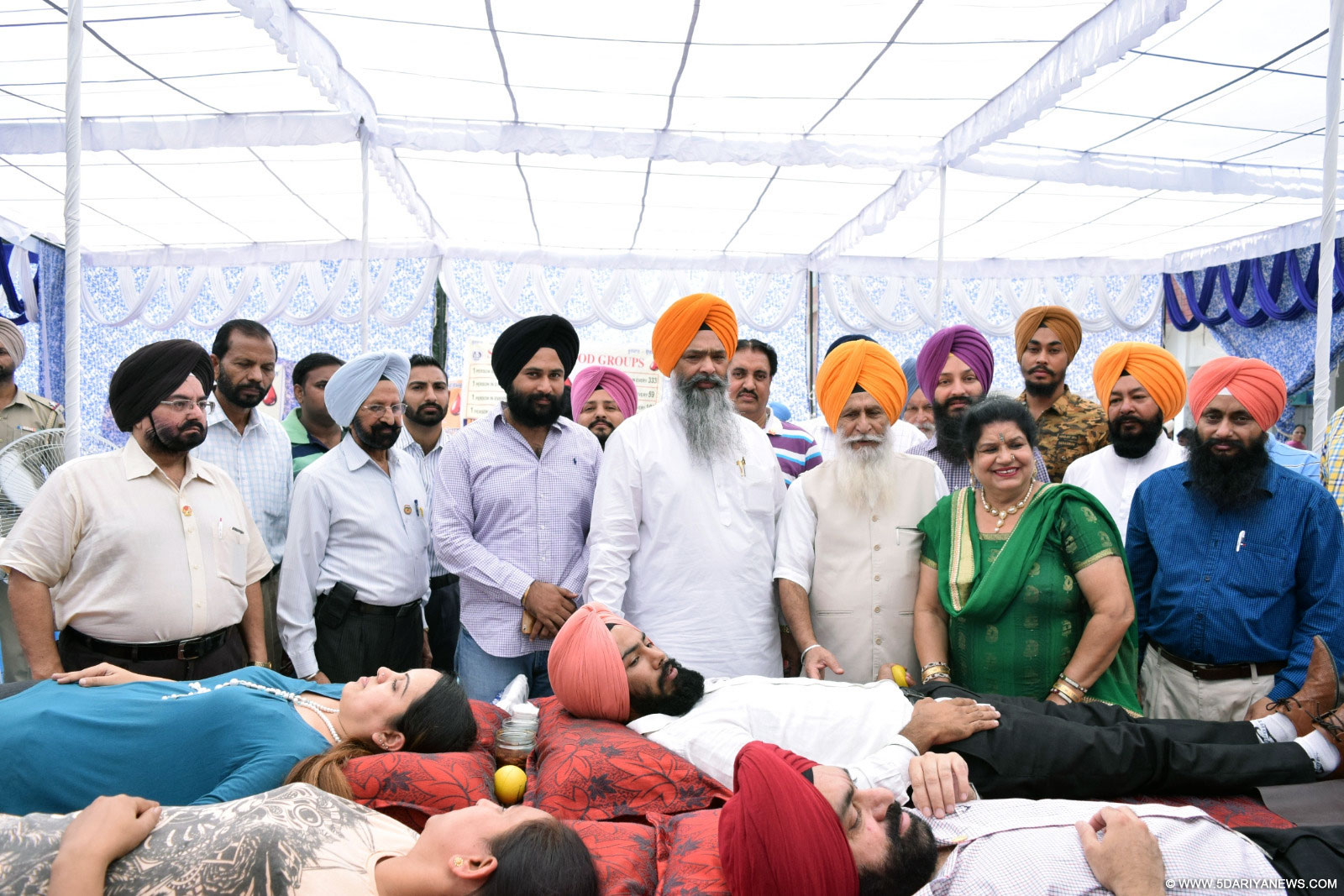 ਲੋਕ ਸਭਾ ਮੈਂਬਰ ਪ੍ਰੋ: ਪ੍ਰੇਮ ਸਿੰਘ ਚੰਦੂਮਾਜਰਾ ਫੇਜ਼ 5 ਵਿਖੇ ਲਾਇਨਜ਼ ਕਲੱਬ ਐਸ.ਏ.ਐਸ.ਨਗਰ ਅਤੇ ਬਾਬਾ ਸ਼ੇਖ ਫਰੀਦ ਬਲੱਡ ਡੋਨਰਜ਼ ਕੌਂਸਲ ਵੱਲੋਂ ਸਾਂਝੇ ਤੌਰ ਲਗਾਏ ਖੂਨਦਾਨ ਕੈਂਪ ਦੌਰਾਨ ਖੂਨਦਾਨੀਆਂ ਦੀ ਹੋਸਲਾ ਅਫਜਾਈ ਕਰਦੇ ਹੋਏ।