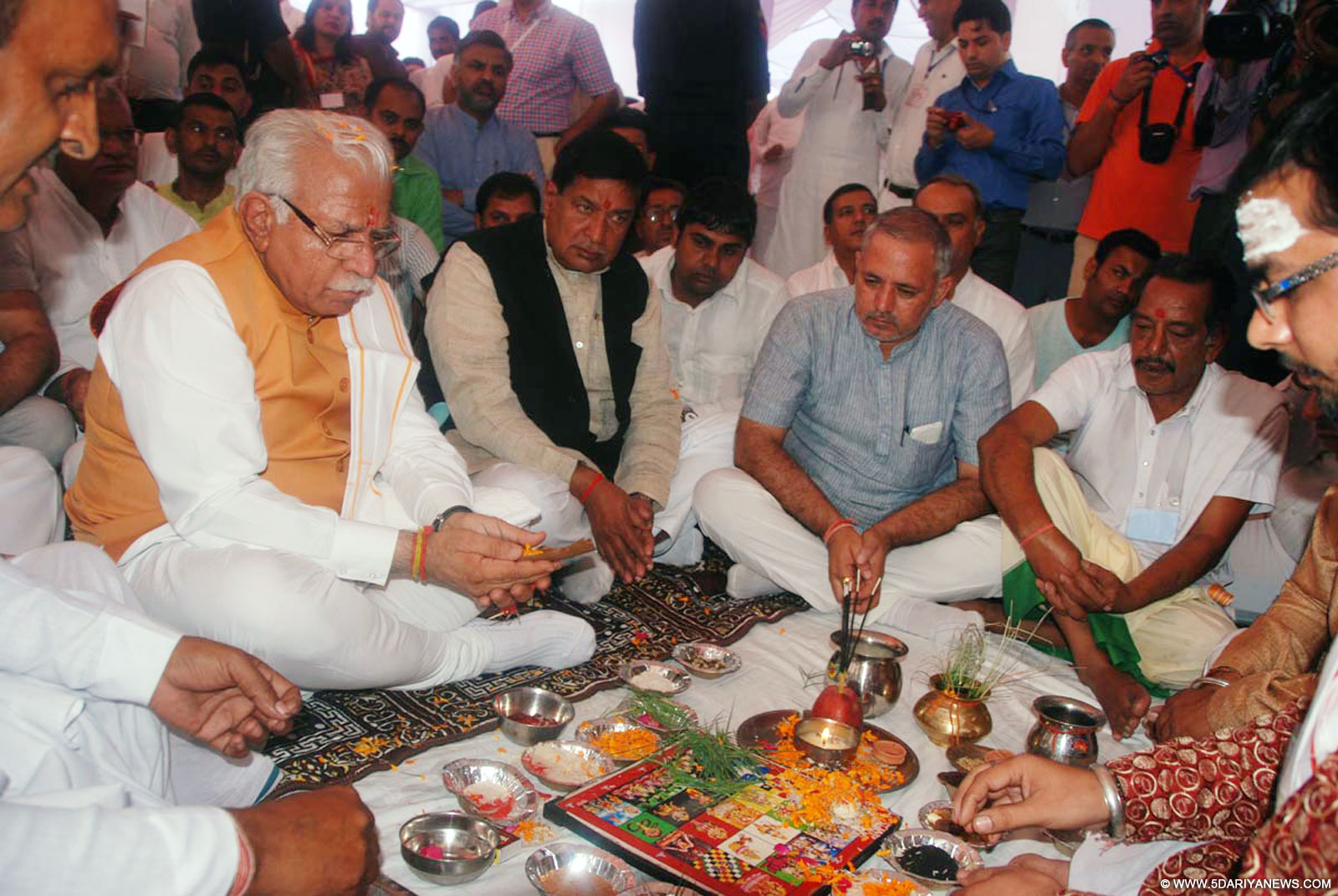 मुख्यमंत्री मनोहर लाल ने जिला के फरल गांव स्थित विश्व प्रसिद्ध फल्गु तीर्थ पर पूजा अर्चना की