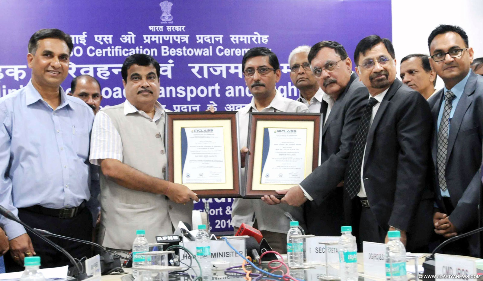 The Union Minister for Road Transport & Highways and Shipping, Shri Nitin Gadkari being received the ISO 9001: 2008 Certificate, acquired by the Ministry of Road Transport & Highways, at a function, in New Delhi on October 12, 2015. The Secretary, Ministry of Road Transport and Highways, Shri Vijay Chibber and other dignitaries are also seen.