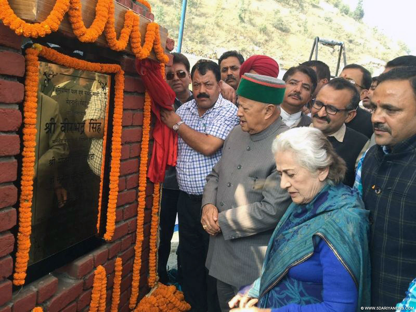Chief Minister Virbhadra Singh laying foundation stone of Sabzi Mandi at Mehandli (Rohru) in Shimla District on 13 October 2015.