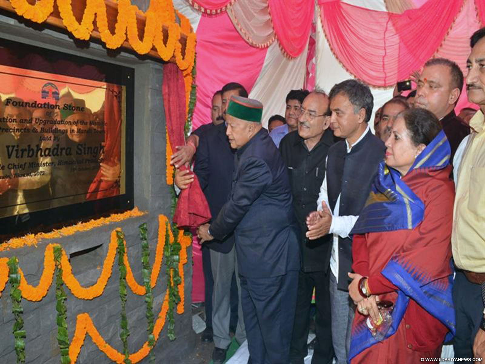 Chief Minister Shri Virbhadra Singh laying foundation stone of conservation and upgradation of the Historic Precinets and building project at Mandi on 15 October 2015.