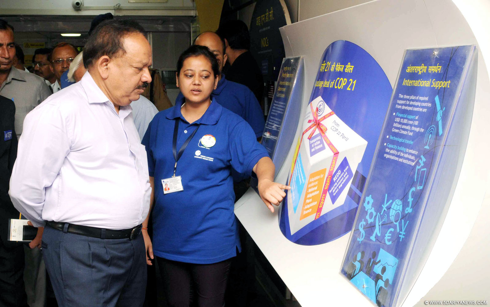 The Union Minister for Science & Technology and Earth Sciences, Dr. Harsh Vardhan visiting the exhibition "Science Express", at Safdarjung Railway Station, in New Delhi on October 17, 2015. 