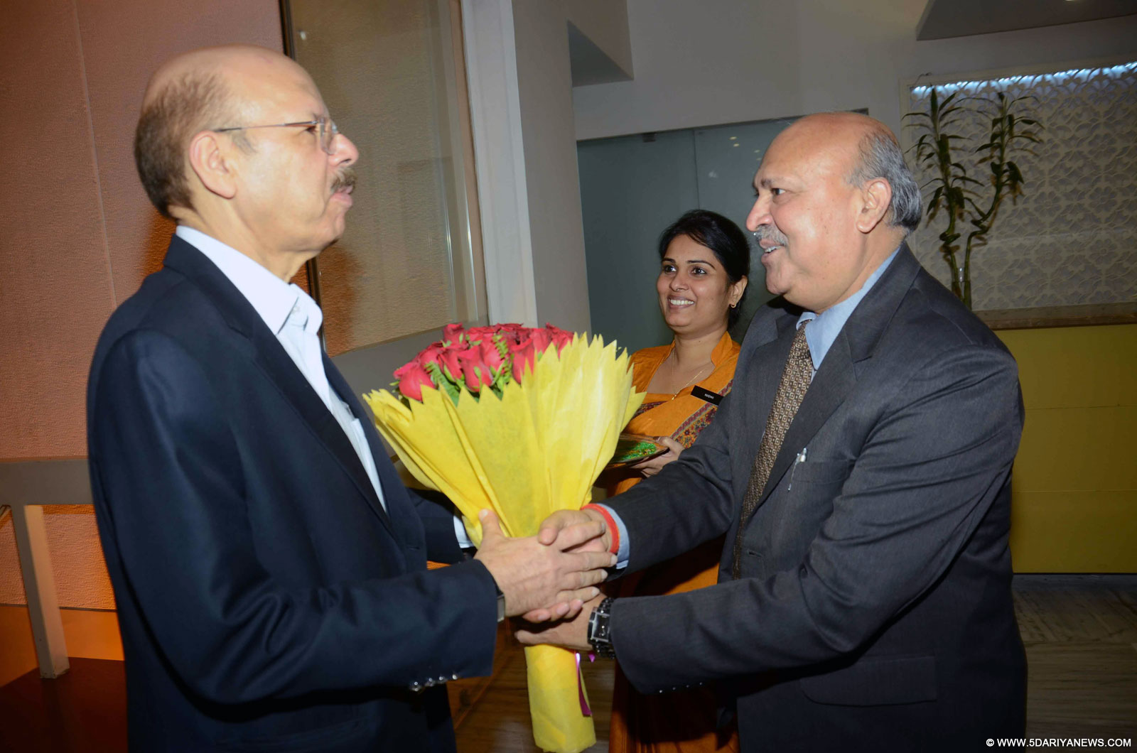 Chief Election Commissioner Nasim Zaidi being welcomed during a programmme in Patna, on Oct 18, 2015. 