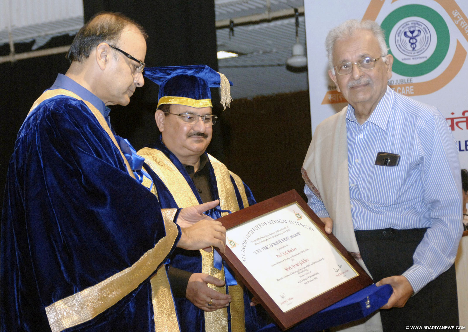 Uploads/2015/10/18/en-news-21293672-Arun-Jaitley-gave-away-the-Lifetime-Achievement-Award.jpg