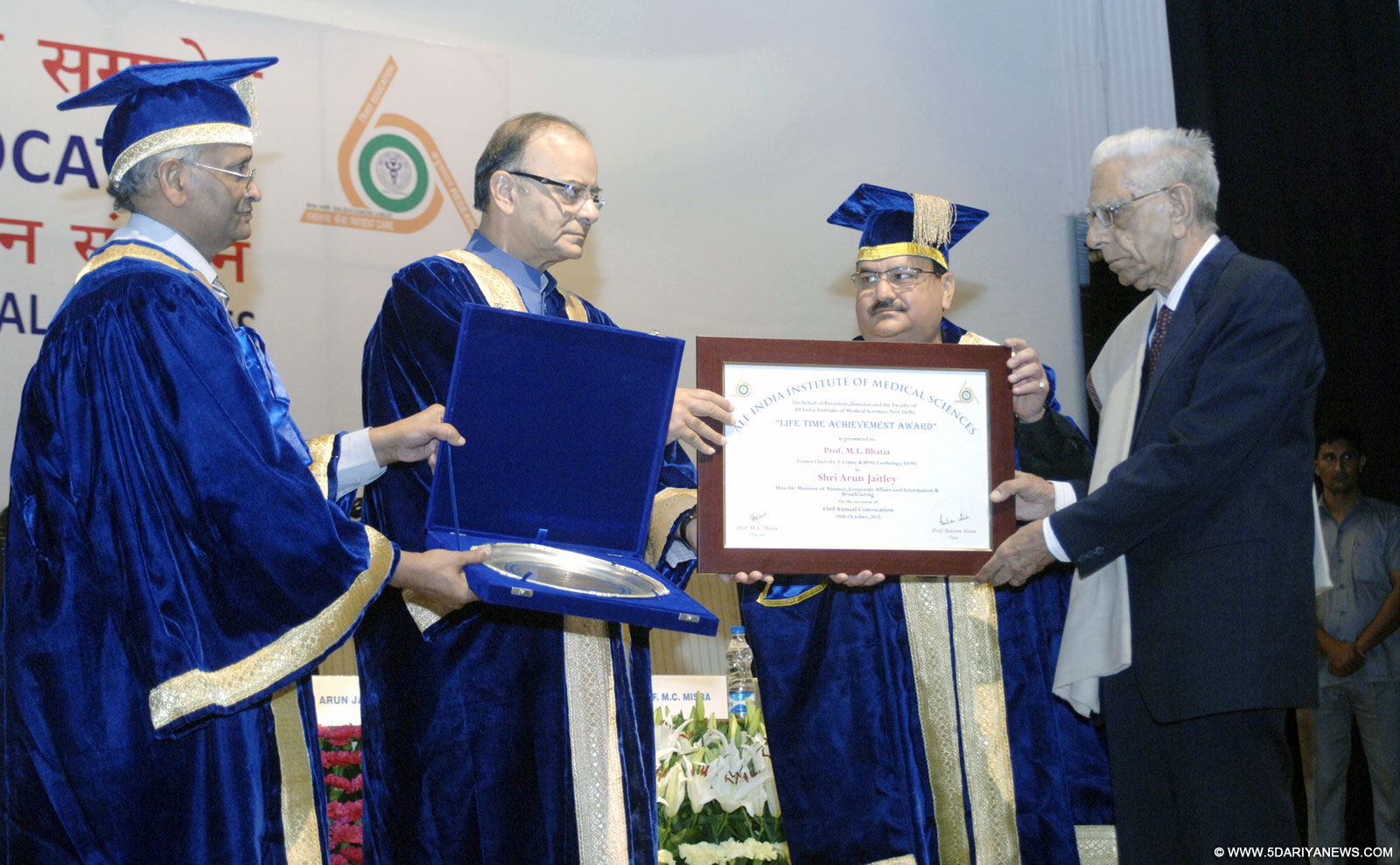 Uploads/2015/10/18/en-news-21295074-Arun-Jaitley-gave-away-the-Lifetime-Achievement-Award--2.jpg