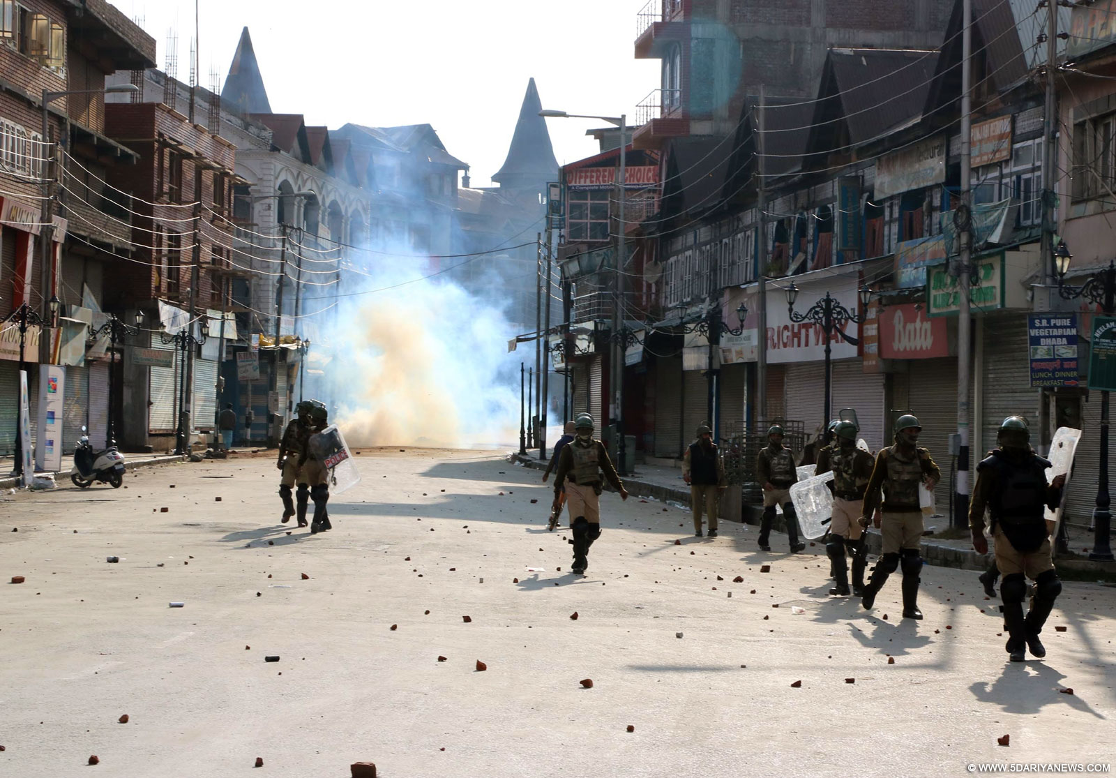 Youths protesting against manhandling of JKLF Chairman Yasin Malik clash with security personnel in Srinagar on Oct 20, 2015.