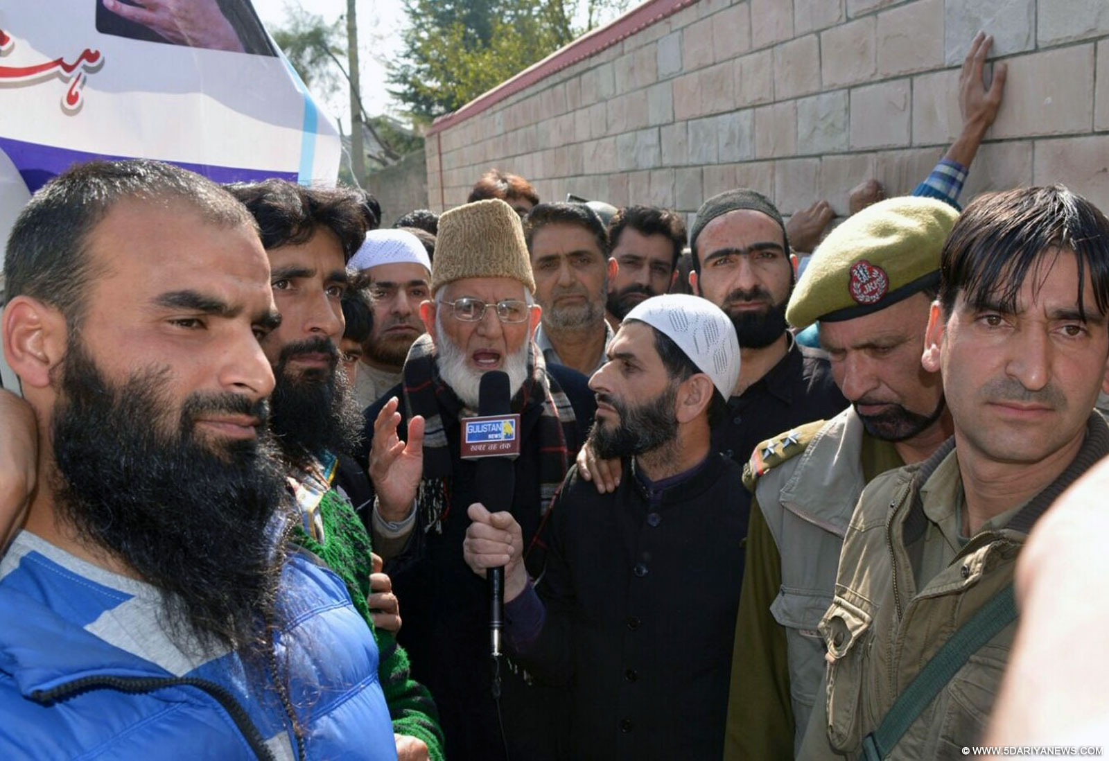 Srinagar: Hurriyat Conference (G) chairman Syed Ali Geelani being detained by police after he was trying to visit Batangoo village in Anantnag; in Srinagar on Oct 22, 2015