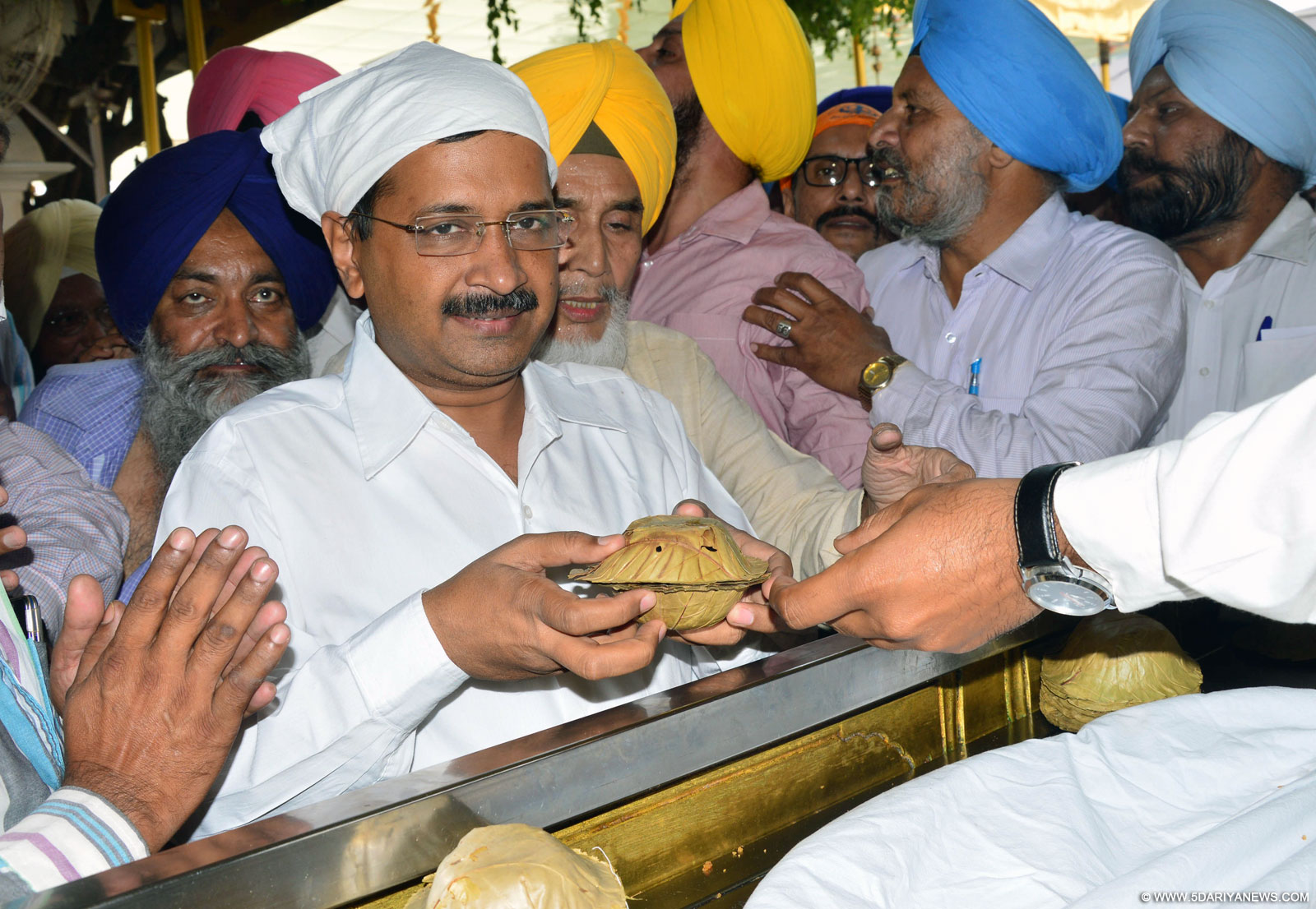  Delhi Chief Minister Arvind Kejriwal pays obeisance at Golden Temple in Amritsar, on Oct 24, 2015. 