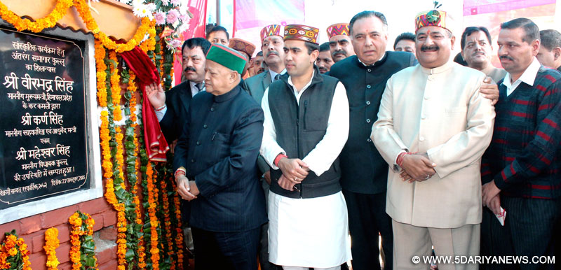 Chief Minister Shri Virbhadra Singh laying the foundation stone of Auditorium & Cultural Complex at Kullu on 27 October 2015.