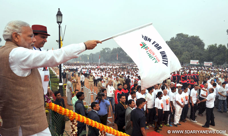 The Prime Minister,  Narendra Modi flagging off the Run for Unity on Rashtriya Ekta Diwas, at Rajpath, in New Delhi on October 31, 2015.