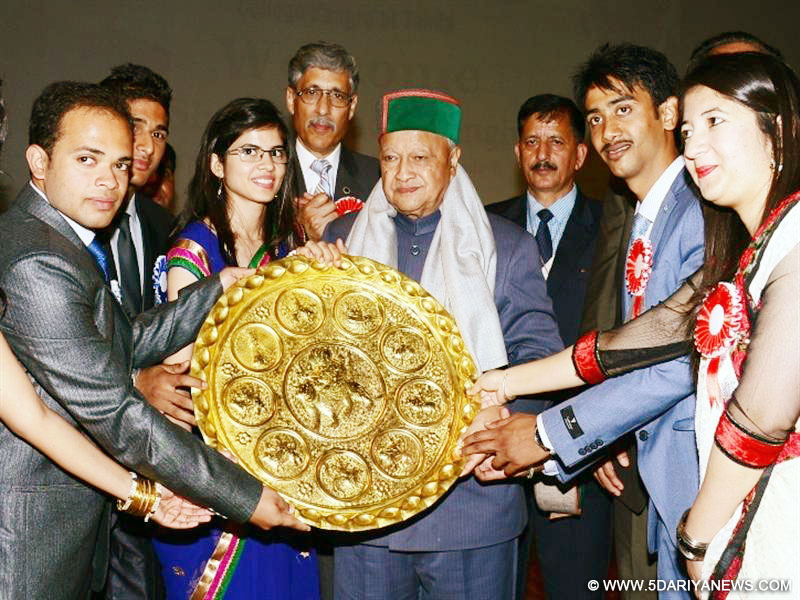 Chief Minister Shri Virbhadra Singh being presented memento at TANDA in Kangra district on 31 October 2015