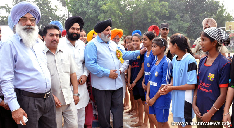 ਸਿੱਖਿਆ ਮੰਤਰੀ ਪੰਜਾਬ ਡਾ.ਦਲਜੀਤ ਸਿੰਘ ਚੀਮਾ ਐਸ.ਏ.ਐਸ ਨਗਰ ਵਿਖੇ ਅੰਤਰ ਜ਼ਿਲ੍ਹਾ ਸਕੂਲ ਖੇਡਾਂ ਦਾ ਉਦਘਾਟਨ ਕਰਨ ਉਪਰੰਤ ਖੋ-ਖੋ ਦੀਆਂ ਟੀਮਾਂ ਨਾਲ ਜਾਣ ਪਛਾਣ ਕਰਦੇ ਹੋਏ। 