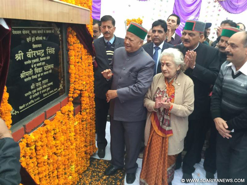 Chief Minister Shri Virbhadra Singh laying foundation stone of IPH scheme for Dhalla Bamti and Shalach G P Jahoo in district Shimla on 4 November 2015.