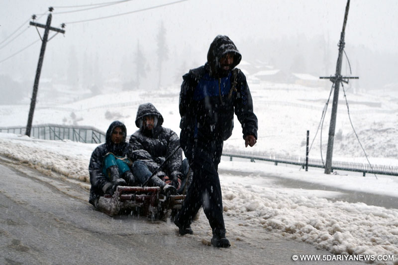 Rains, snow in Valley, Mughal road, highway closed