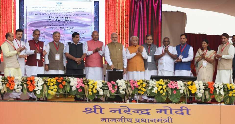The Prime Minister, Shri Narendra Modi at the Foundation Stone laying ceremony of NHAI Projects in Sonipat, Haryana on November 05, 2015.