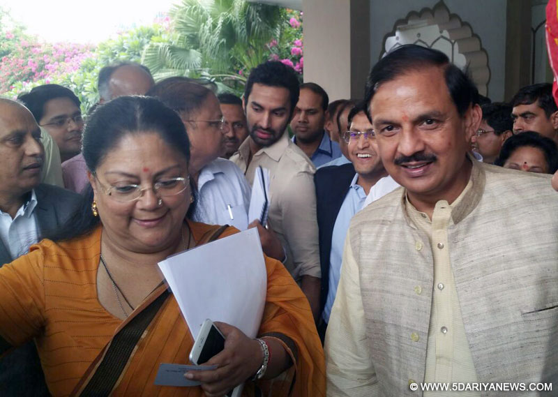 The Minister of State for Culture (Independent Charge), Tourism (Independent Charge) and Civil Aviation, Dr. Mahesh Sharma with the Chief Minister of Rajasthan, Smt. Vasundhra Raje, in Jaipur on November 05, 2015.