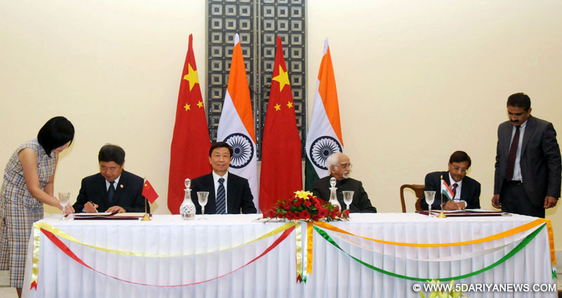The Vice President, Shri Mohd. Hamid Ansari and the Vice President of the People’s Republic of China, Mr. Li Yuanchao witnessing the signing ceremony of MoU, in New Delhi on November 06, 2015. 