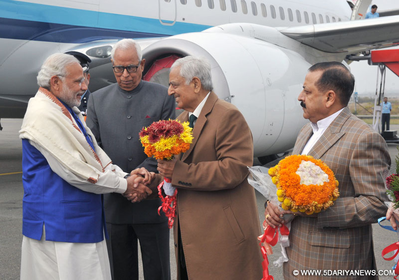 Narendra Modi being received by the Governor of Jammu and Kashmir, N.N. Vohra, the Chief Minister of Jammu and Kashmir, Mufti Mohammad Sayeed