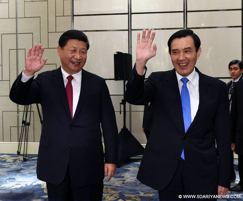 Xi Jinping (L) and Ma Ying-jeou wave hands during their meeting at the Shangri-La Hotel in Singapore, Nov. 7, 2015. 