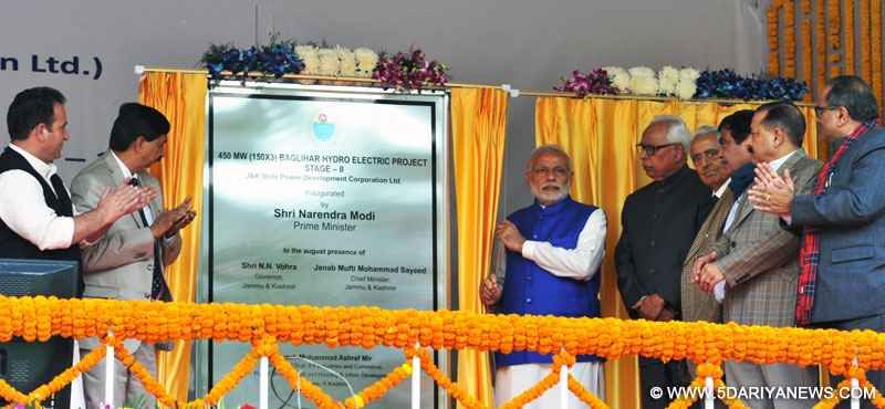नरेन्द्र मोदी 7 नवंबर, 2015 को चंदरकोट, रामबन में 450 मेगावाट की बगलिहार जल विद्युत परियोजना का उद्धाटन करने के लिए पट्टिका का अनावरण करते हुए