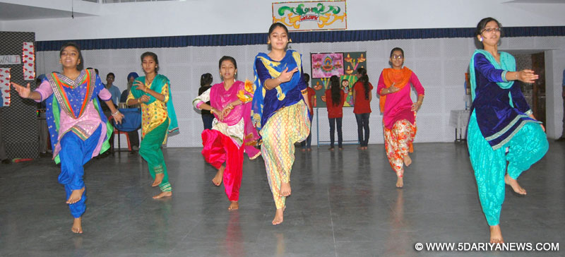 लारेंस स्कूल के विद्यार्थियों के मध्य दीपावली के अवसर पर कराए गए कला मुकाबले
