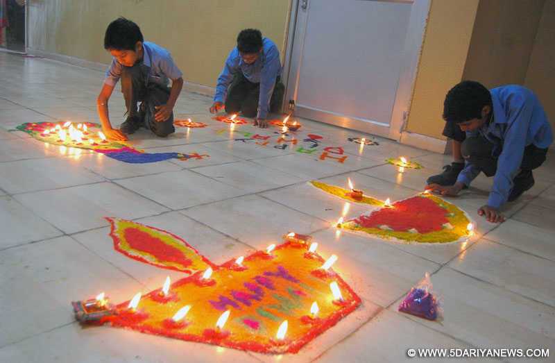 द होली वंडर स्मार्ट स्कूल के विद्यार्थियों मनायी प्रदूषण रहित दीवाली, रंगोली बना कर ख़ूबसूरत मनायी दीवाली