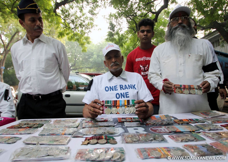 Veterans return medals in Delhi, say government cheated them