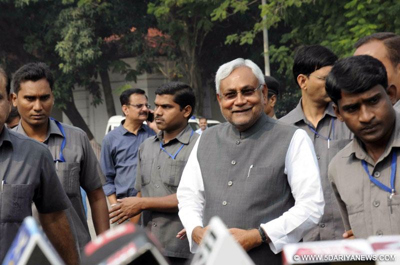 Nitish Kumar stakes claim to form Bihar government