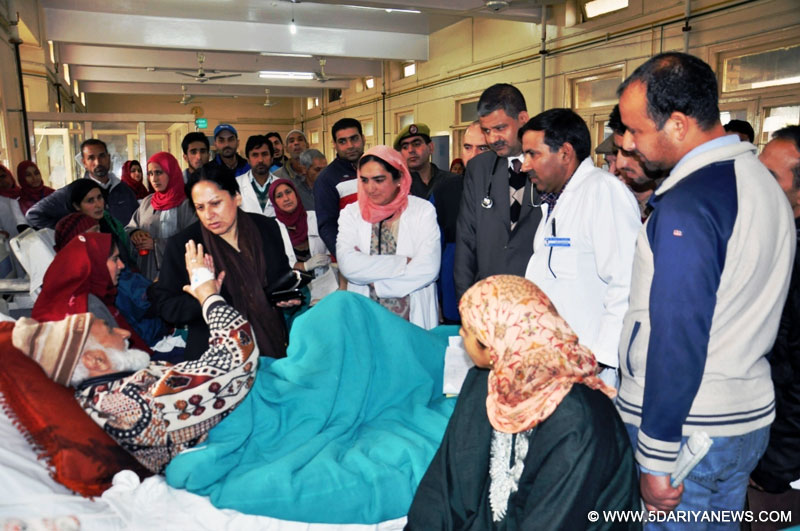 Asiea Naqash visits hospitals in Srinagar