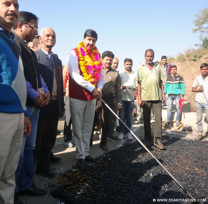 Pawan Kumar Gupta launches macadamization work of Tikri-Katra Road