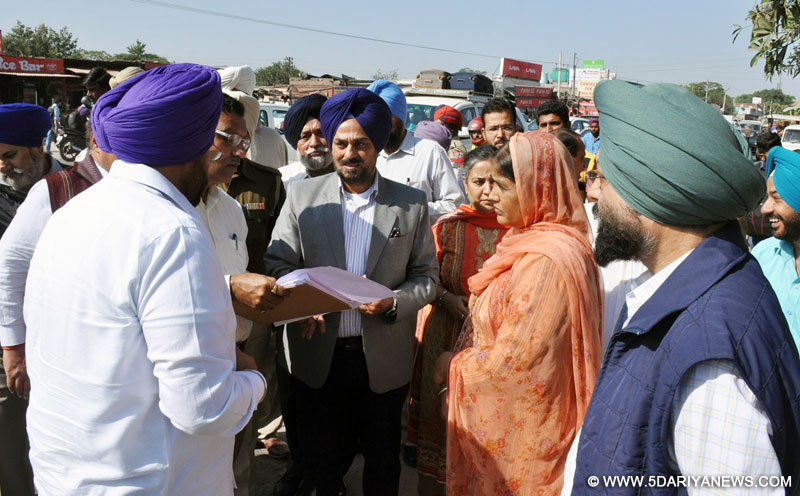 ਡਿਪਟੀ ਕਮਿਸ਼ਨਰ ਸ੍ਰੀ ਤੇਜਿੰਦਰ ਪਾਲ ਸਿੰਘ ਸਿੱਧੂ ਲਾਂਡਰਾਂ ਟੀ-ਪੁਆਇੰਟ ਵਿਖੇ ਓਵਰਬ੍ਰਿਜ ਬਣਾਉਣ ਸਬੰਧੀ ਮੌਕੇ ਦਾ ਜਾਇਜਾ ਲੈਂਦੇ ਹੋਏ। 